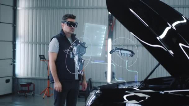 Gerente Serviço Carro Realiza Diagnósticos Carro Usando Interfaces Hud Holográficas — Vídeo de Stock