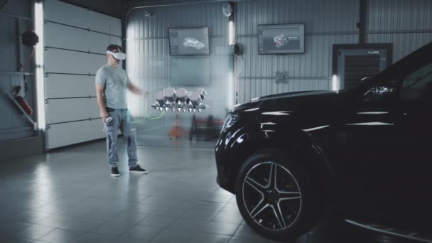 Менеджер Обслуживанию Автомобилей Монтирует Двигатель Автомобиля Футуристической Программе Виртуальной Реальности — стоковое видео