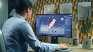 Üç boyutlu modelleme programında çalışan Asyalı kadın ev ofisinden uzaktan kumandalı ve modern robotun 3 boyutlu prototipini yapıyor.