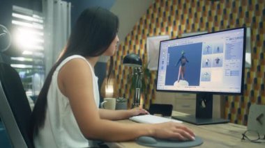 Asyalı 3D tasarımcı, evde uzaktan çalışırken kişisel bilgisayarda profesyonel programda kıyafet tasarımı ve tarzın 3B modelini yaratıyor.