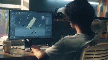 Masada oturan ve merkez ofisten uzaktan kumandalı bilgisayar modelleme programı üzerinde çalışırken modern robotun 3 boyutlu prototipini yapan adam.