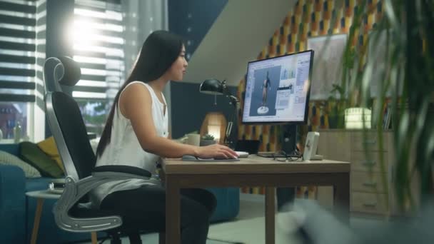 アジアの3Dデザイナーは 自宅でリモートで作業しながら パーソナルコンピュータ上のプロのプログラムで服のスタイルとデザインの3Dモデルを作成します — ストック動画