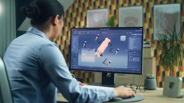 家庭から離れた3DモデリングプログラムでPc上で作業し 現代のロボットの3Dプロトタイプを作成するアジアの女性 — ストック動画