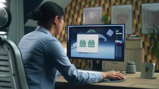 女性设计师在离家工作时 利用计算机和专业软件对服装进行三维可视化 — 图库视频影像