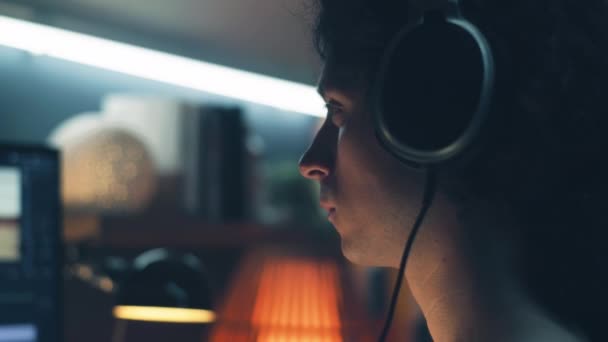 Kulaklıklı Bir Adam Gece Evde Internette Sosyal Ağlarda Geziniyor Müzik — Stok video