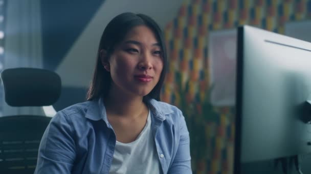 Asijské Žena Sedí Stolu Při Pohledu Obrazovku Osobního Počítače Zatímco — Stock video