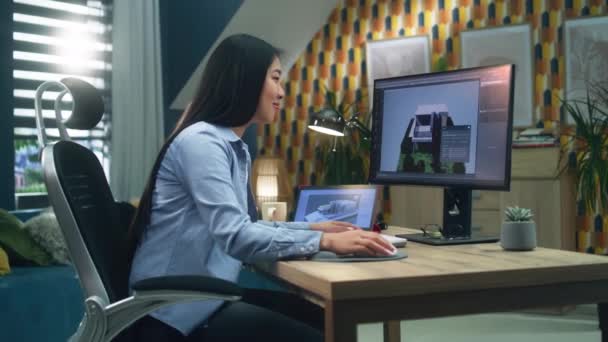 家庭での女性アジアの3Dデザイナーは 家の3Dモデリングプロジェクトに取り組み Pcやデジタルタブレットを使用してプロのコンピュータプログラムで外部を作る — ストック動画