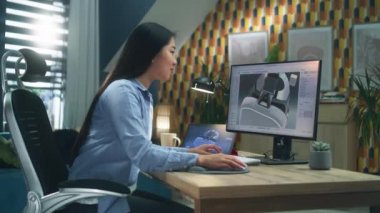 Ev ofisinden çalışan Asyalı kadın serbest çalışan ve bilgisayar ve dijital tablet kullanarak profesyonel 3D modelleme yazılımında modern VR kulaklığının 3D prototipini yapan