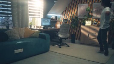 Adam bilgisayar üzerinde uzaktan kumandalı bilgisayar oyunu geliştirmek için profesyonel program kullanarak 3D modelleme projesi üzerinde çalışıyor. 3D tasarımcının çalışma günü.