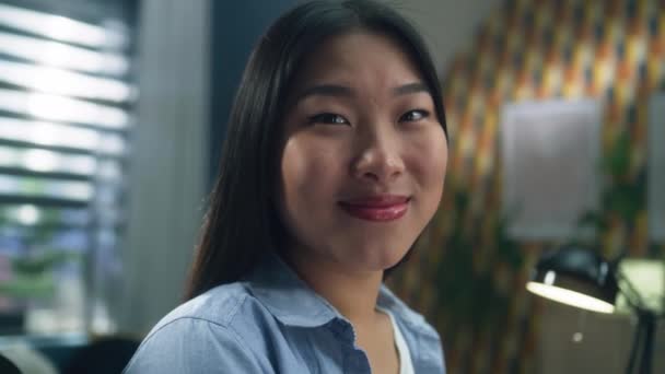 Attraente Asiatico Donna Guardando Sorridente Fotocamera Mentre Seduta Casa Ufficio — Video Stock