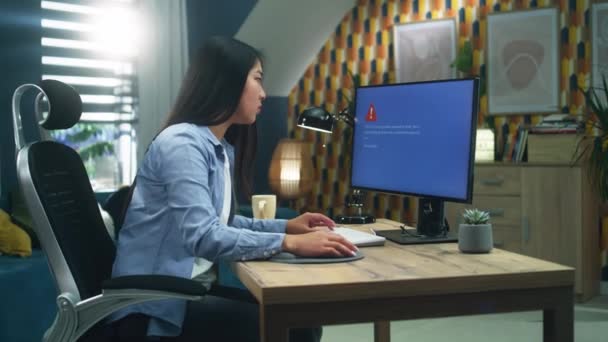 アジアの女性3Dデザイナーは 自宅でリモートで3Dモデリングとビデオゲーム開発プロジェクトに取り組んでいる間 コンピュータエラーに怒っています — ストック動画