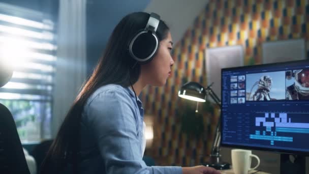 Mujer Asiática Edición Auriculares Vídeo Con Astronautas Para Cliente Programa — Vídeos de Stock