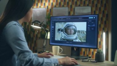 Fotoshop 'ta astronotla uzaktan çalışan Asyalı kadın astronot kurgu filmi.