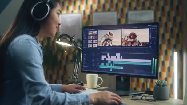 Kulaklıklı Asyalı Kadın Ofisinden Bilgisayar Üzerinde Çalışıyor Profesyonel Programdaki Müşteriler — Stok video