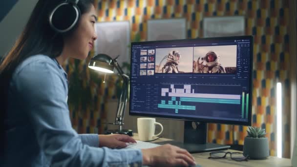 Asiatisk Kvinna Hörlurar Arbetar Distans Från Hemmakontoret Och Redigera Video — Stockvideo