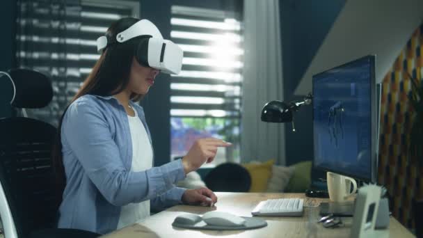 亚洲妇女坐在办公室桌子旁 用Vr耳机在个人电脑上做3D建模项目 虚拟现实 Metaverse — 图库视频影像