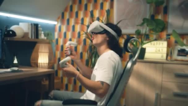Férfi Videojáték Segítségével Modern Headset Vezeték Nélküli Vezérlők Szabadidejében Szobájában — Stock videók