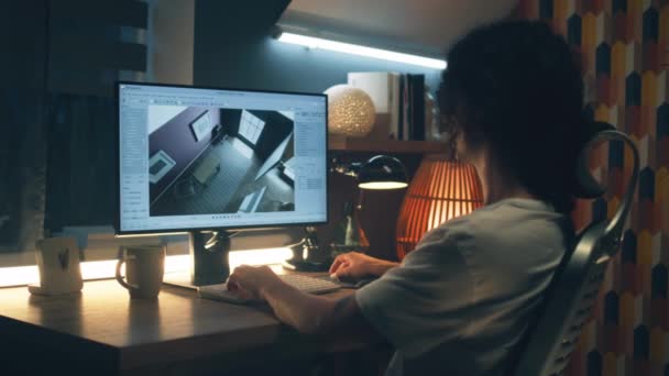 Genç Erkek Tasarımcı Akşam Merkez Ofisten Uzaktan Çalışırken Bilgisayar Kullanarak — Stok video