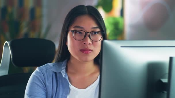 Mujer Asiática Gafas Mirando Pantalla Computadora Mientras Trabaja Proyecto Modelado — Vídeos de Stock
