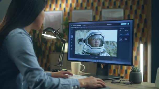 亚洲女性自由撰稿人在总部远程工作时 与宇航员一起在照相馆的计算机上编辑照片 — 图库视频影像