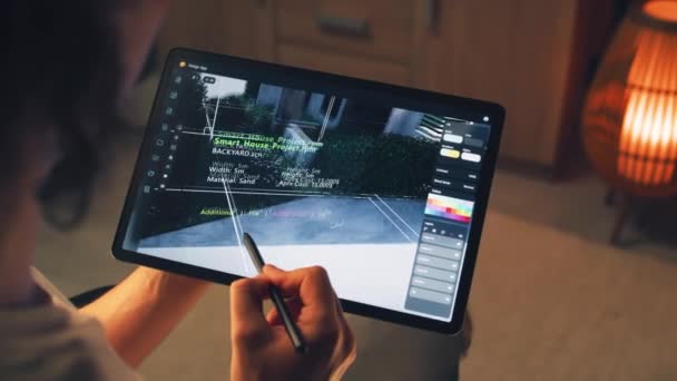 リモートフリーランス プロジェクトを持ち デジタル タブレット コンピュータと鉛筆を使用して3Dモデリング アプリケーションでスマート ハウスの外装に取り組んでいる男性3Dデザイナー — ストック動画