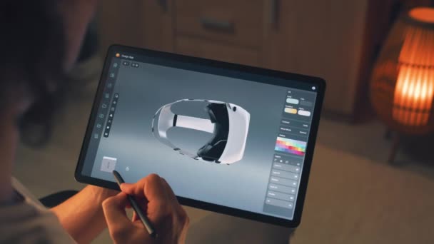 若い男性3Dデザイナーは デジタル鉛筆を使用してタブレット上のプロのデザインアプリケーションでVrヘッドセットの3Dプロトタイプを描画し 作成します — ストック動画