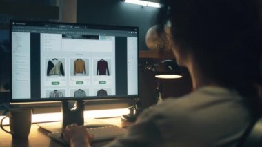Erkek web tasarımcısı, evde uzaktan proje üzerinde çalışırken profesyonel inşaatçılarda kişisel bilgisayar kullanarak web sitesi kuruyor. Bağımsız