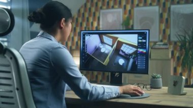 Modern bilgisayar programında ev tasarımı yapan bir kadın 3 boyutlu modelleme ve ev ofisinden uzaktan çalışma. Bağımsız