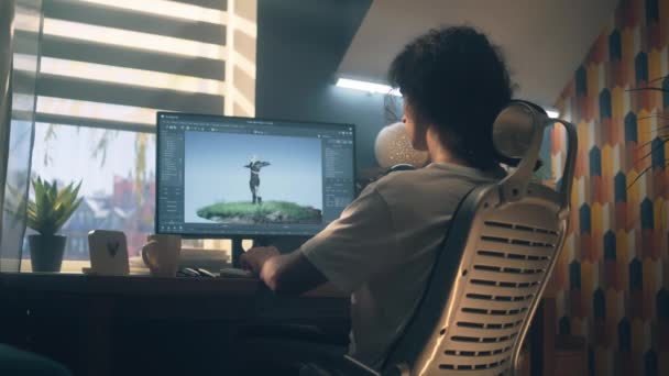 Muž Návrhář Sedí Stolu Doma Dělá Animaci Pro Postavy Videohry — Stock video