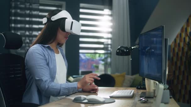 在Vr护目镜中工作的亚洲女性3D设计师在总部的3D建模程序中远程工作 并创建了现代机器人的3D原型 虚拟现实 Metaverse — 图库视频影像