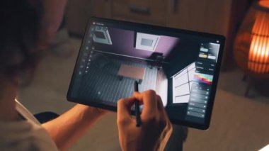 Dijital tablet bilgisayar ve kalem kullanan ve proje üzerinde uzaktan çalışırken profesyonel tasarım uygulamasında evin içini oluşturan 3D erkek tasarımcı
