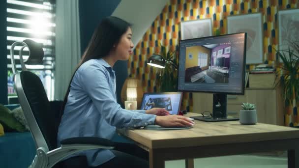 Женщина Азиатский Дизайнер Работает Удаленно Домашнего Офиса Делает Визуализации Интерьера — стоковое видео