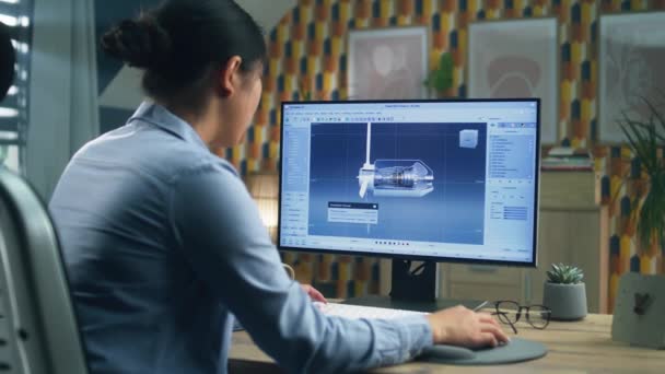 在总部项目工作期间 亚洲女工程师在Pc专业3D建模程序中绘制风力涡轮机3D零配件 — 图库视频影像