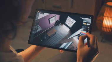 Dijital tablet bilgisayar ve kalem kullanan ve proje üzerinde uzaktan çalışırken profesyonel tasarım uygulamasında evin içini oluşturan 3D erkek tasarımcı