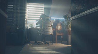 Odaya giren ve bilgisayar üzerindeki 3D modelleme projesinde uzaktan çalışmaya başlayan bir adam profesyonel video oyunu geliştirme programı kullanıyor