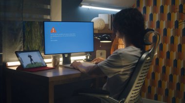 Sinirli erkek 3D tasarımcı video oyunu kahramanı ve gece evdeki 3D animasyon üzerinde çalışırken bilgisayar hatası yaşıyor