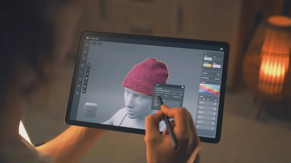 디자이너는 디지털 태블릿 컴퓨터와 스타일러스를 사용하여 디자인 앱에서 시각화 — 스톡 사진