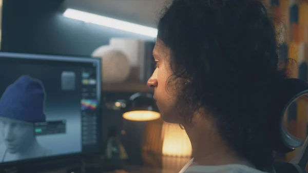 Hombre Joven Diseñador Creando Ropa Usando Computadora Con Programa Profesional — Foto de Stock