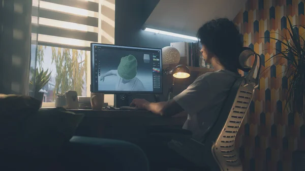 坐在桌旁 在个人电脑上设计三维造型专业程序的服装 同时在家里远程工作的家伙 — 图库照片