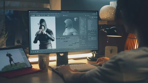 男性3D设计师坐在桌旁为电子游戏角色制作动画 使用现代计算机和软件创建3D建模项目 — 图库照片