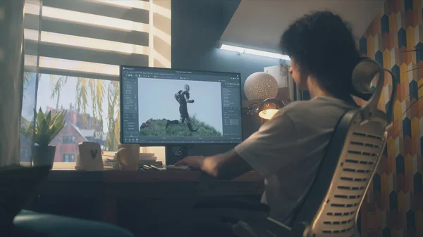 Designer Masculino Sentado Mesa Casa Fazendo Animação Para Personagem Videogame — Fotografia de Stock