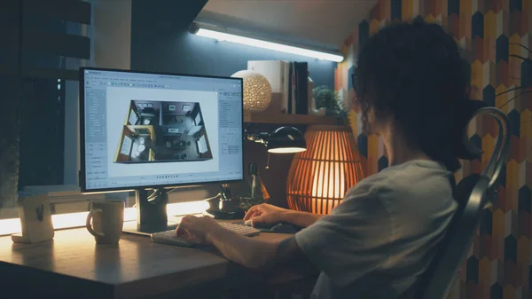 Genç Erkek Tasarımcı Akşam Merkez Ofisten Uzaktan Çalışırken Bilgisayar Kullanarak — Stok fotoğraf