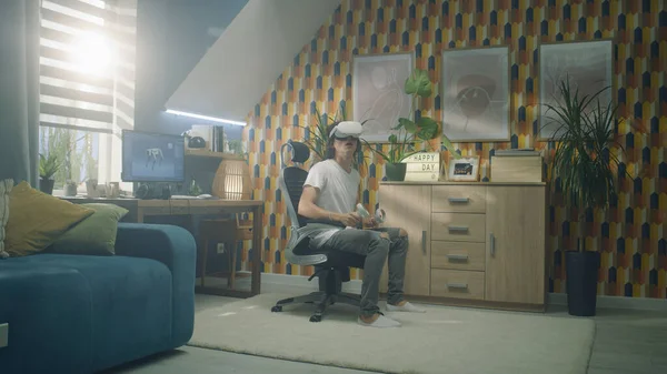 男人在自己的房间里利用现代Vr耳机和无线控制器玩电子游戏 虚拟现实装置 网络空间和元空间 — 图库照片