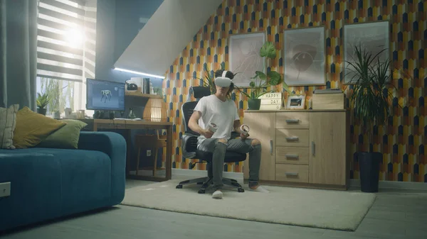 Homem Jogando Videogame Usando Headset Moderno Controladores Sem Fio Tempo — Fotografia de Stock