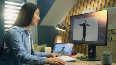 Modern bilgisayar, tablet ve yazılım kullanarak 3D modelleme projeleri yaratmak için video oyunu karakteri için animasyon yapan Asyalı kadın 3D tasarımcı