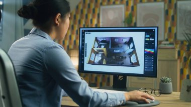 Kadın tasarımcı ev ofisinden uzaktan çalışıyor ve bilgisayar programında bilgisayarın içini PC kullanarak 3 boyutlu görselleştiriyor