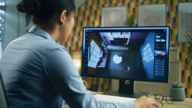 Modern bilgisayar programında ev tasarımı yapan bir kadın 3 boyutlu modelleme ve ev ofisinden uzaktan çalışma. Bağımsız