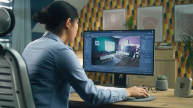 Kadın tasarımcı ev ofisinden uzaktan çalışıyor ve bilgisayar programında bilgisayarın içini PC kullanarak 3 boyutlu görselleştiriyor