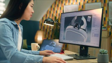 Ev ofisinden çalışan Asyalı kadın serbest çalışan ve bilgisayar ve dijital tablet kullanarak profesyonel 3D modelleme yazılımında modern VR kulaklığının 3D prototipini yapan