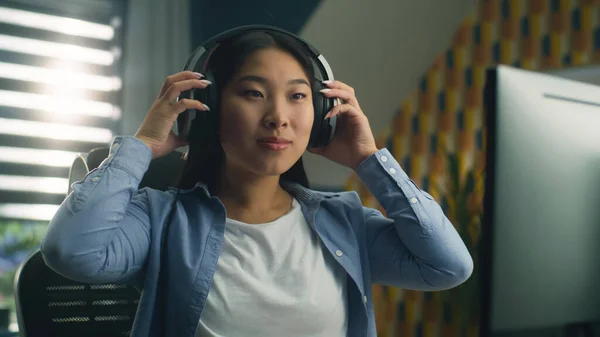 Aziatische Vrouw Koptelefoon Zitten Aan Tafel Thuis Surfen Het Internet — Stockfoto